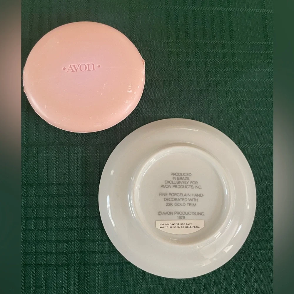 Vintage Avon 1979 dish with soap set. Never used.